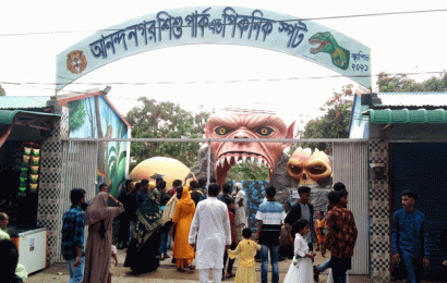 গুরুদাসপুরে বিনোদন কেন্দ্রগুলোতে মানুষের ঢল