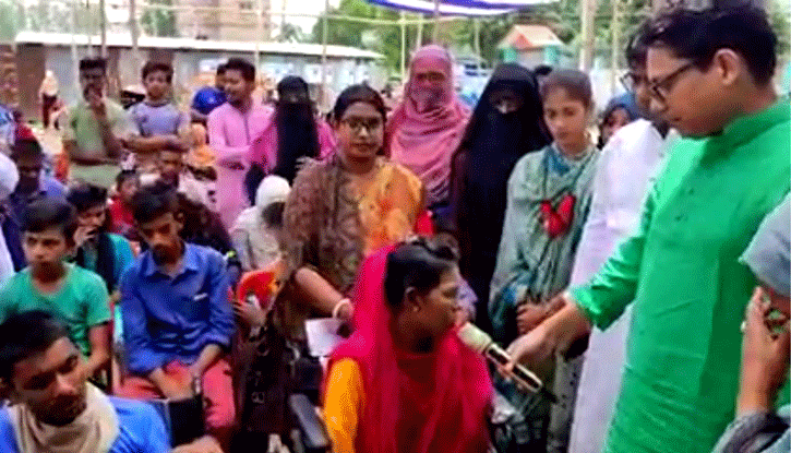 গান গেয়ে প্রতিমন্ত্রীসহ সবাইকে কাঁদালেন প্রতিবন্ধি সুমী