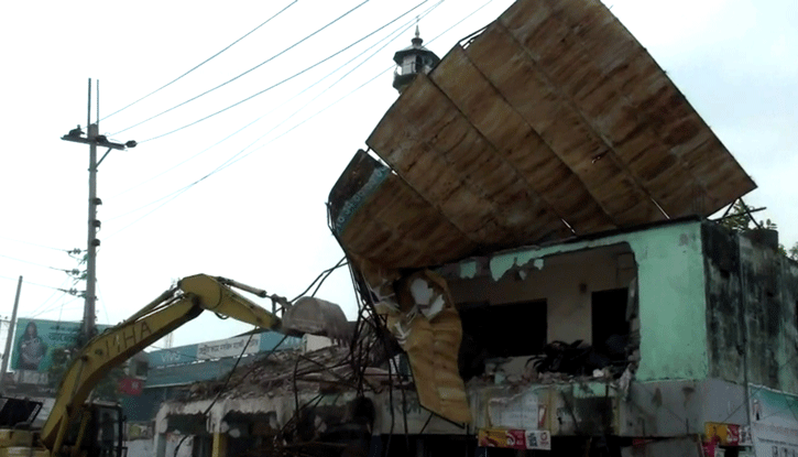 ভেঙ্গে ফেলা হলো নাটোর প্রেসক্লাব ভবন ভেঙ্গে ফেলা হলো নাটোর প্রেসক্লাব ভবন