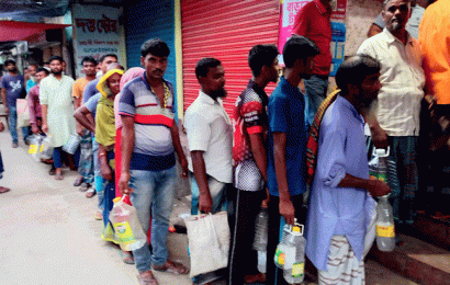 সিংড়ায় ৪৮০০ লিটার পাম ওয়েল উদ্ধার; ব্যবসায়ীর ৫০ হাজার টাকা জরিমানা