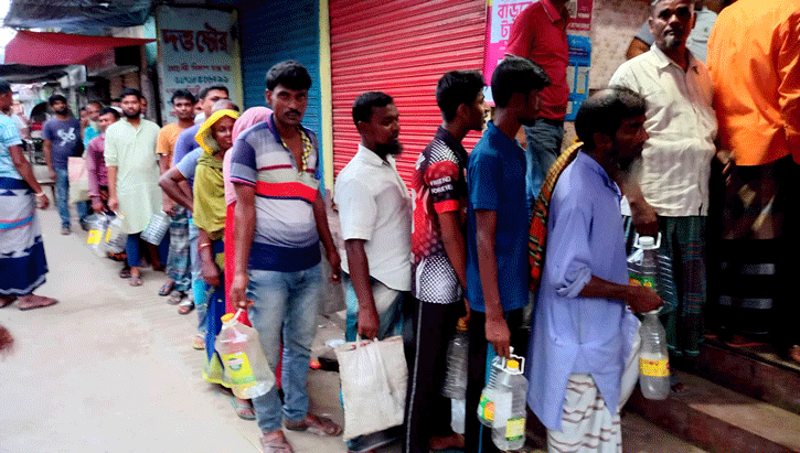 সিংড়ায় ৪৮০০ লিটার পাম ওয়েল উদ্ধার; ব্যবসায়ীর ৫০ হাজার টাকা জরিমানা