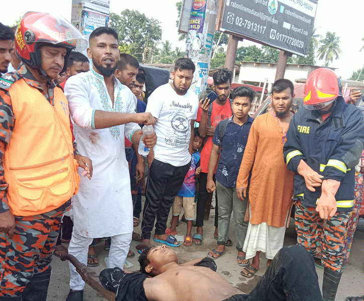 নাটোরে ট্রেনে কেটে যুবকের শরীর থেকে দু’পা বিচ্ছিন্ন