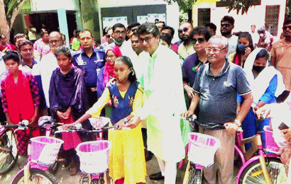 ২৫ শিক্ষার্থীর মাঝে বাই সাইকেল বিতরণ করলেন শিমুল এমপি