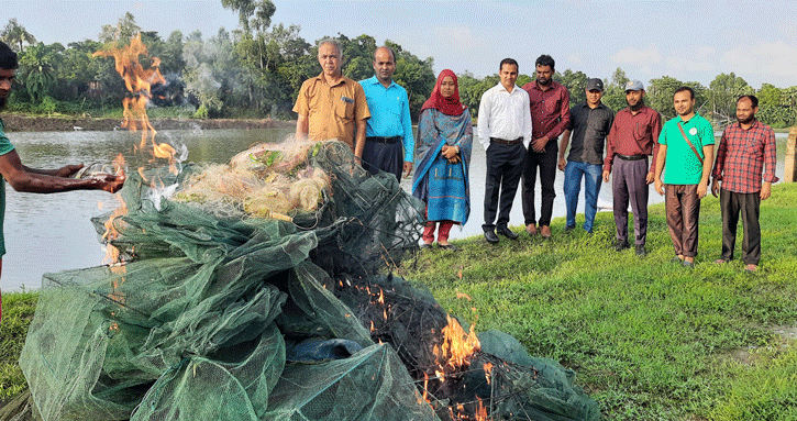 সিংড়ায় পোড়ানো হলো ৫ লক্ষাধিক টাকার অবৈধ জাল