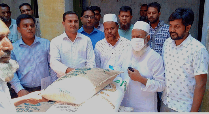 সিংড়ায় ১৩ শ’ কৃষকের মাঝে প্রণোদনার সার-বীজ বিতরণ