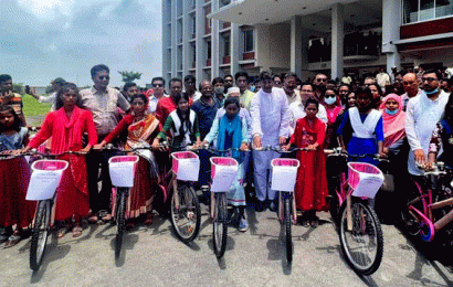 নলডাঙ্গায় ক্ষুদ্র নৃ-গোষ্টি শিক্ষার্থীদের মাঝে বাইসাইকেল প্রদান