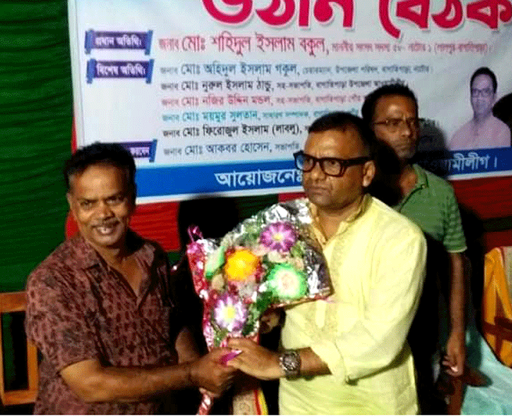 বিএনপি নেতাকে ফুলেল শুভেচ্ছা দিলেন এমপি বকুল