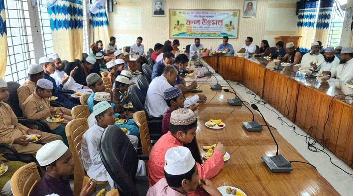 মাদ্রাসার এতিম শিশুরা পেলো মৌসুমি ফলের স্বাদ