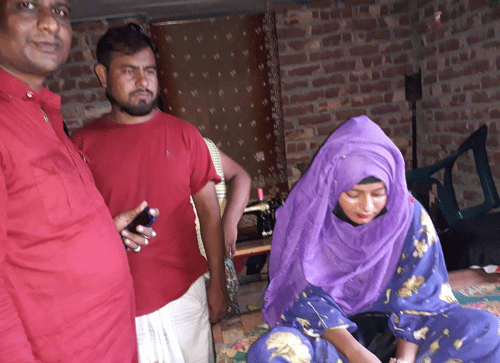 বিয়ের দাবীতে প্রেমিকের বাড়িতে প্রেমিকার অনশন