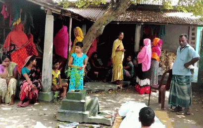 লালপুরে নিজের মুরগীর খামারের ফাঁদে বিদ্যুৎপৃষ্টে এক নারীর মৃত্যু