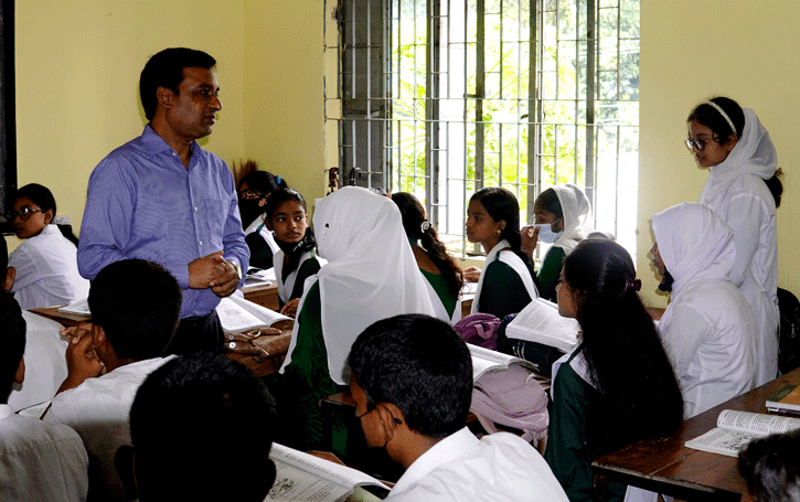 গুরুদাসপুরে ডিসির কর্মব্যস্ত দিন