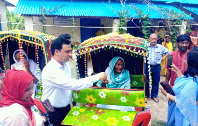 শেখ কামালের জন্মবার্ষিকীতে অটো রিক্সা বিতরণ