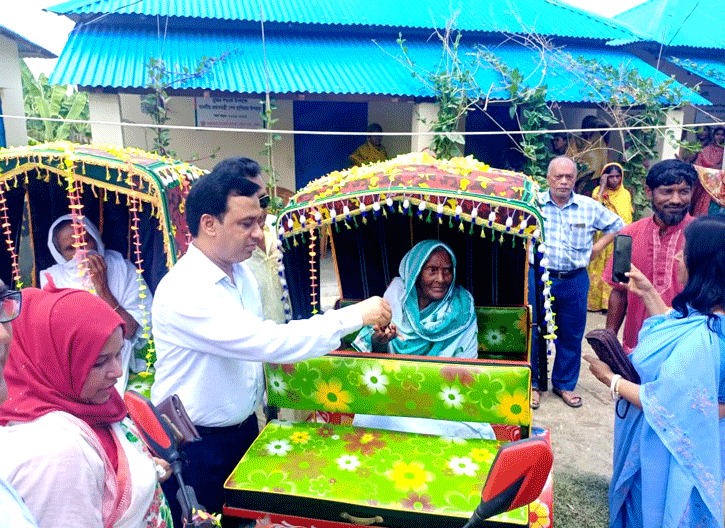 শেখ কামালের জন্মবার্ষিকীতে অটো রিক্সা বিতরণ