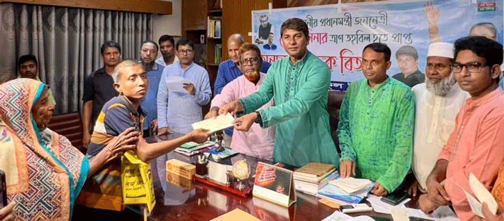 নাটোরে প্রধানমন্ত্রীর কল্যাণ তহবিলের চেক বিতরণ