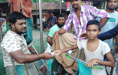 কুড়িয়ে পাওয়া টাকা মালিককে ফেরত দিয়ে প্রশংসার জোয়ারে ভাসছে শিশু সাকিব