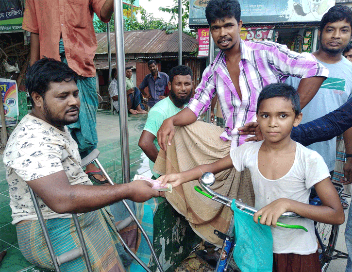 কুড়িয়ে পাওয়া টাকা মালিককে ফেরত দিয়ে প্রশংসার জোয়ারে ভাসছে শিশু সাকিব