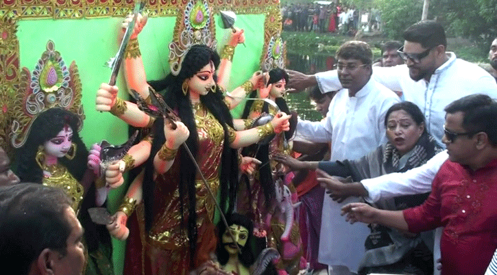 নাটোরে প্রতিমা বিসর্জনের মধ্য দিয়ে শারদীয় দুর্গোৎসবের সমাপ্তি
