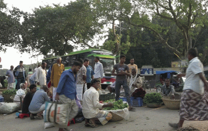 দত্তপাড়ায় মহাসড়কে ঝুঁকিপূর্ণ হাট