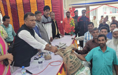 লালপুরে প্রান্তিক চাষীদের মাঝে বিনামূল্যে বীজ ও সার বিতরণ