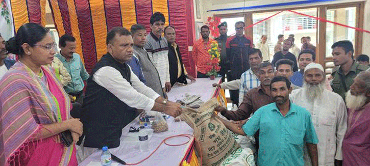 লালপুরে প্রান্তিক চাষীদের মাঝে বিনামূল্যে বীজ ও সার বিতরণ