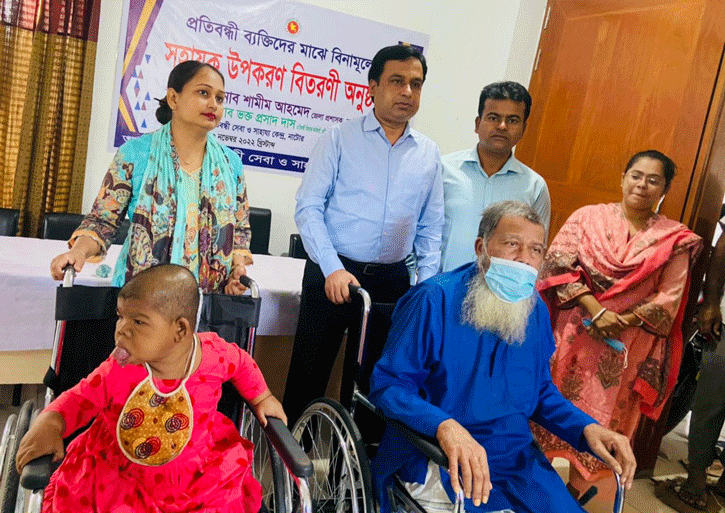 নাটোরে প্রতিবন্ধী ব্যক্তিদের সহায়ক উপকরণ প্রদান