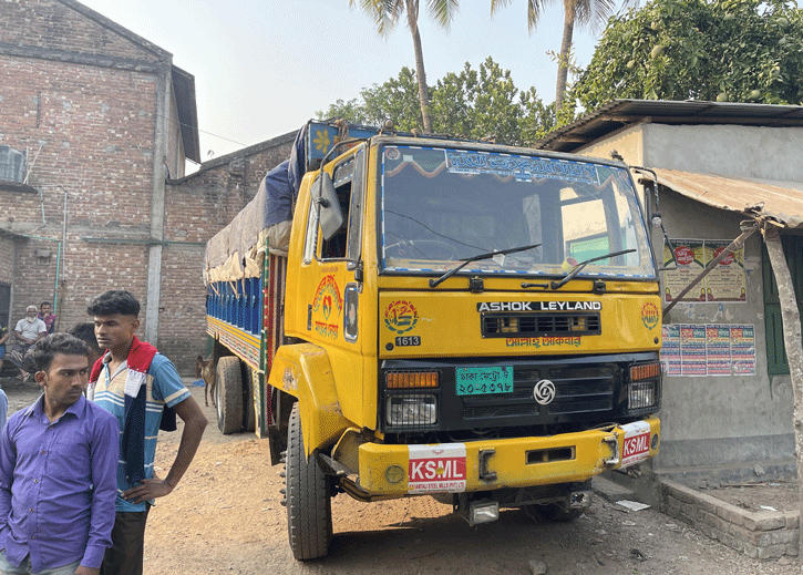 গুরুদাসপুরে ট্রাক চাপায় ইজিবাইকের দুই যাত্রী আহত