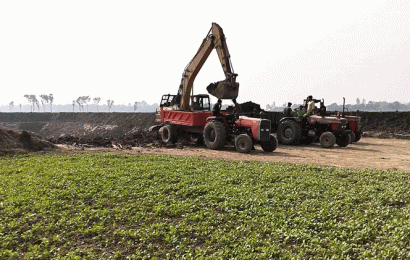 ফসলি জমিতে পুকুর খনন ;মাটি যাচ্ছে ইট ভাটায়