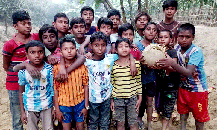 ফাটা ফুটবলই ওদের সেরা খেলোয়ার হওয়ার স্বপ্ন দেখাচ্ছে