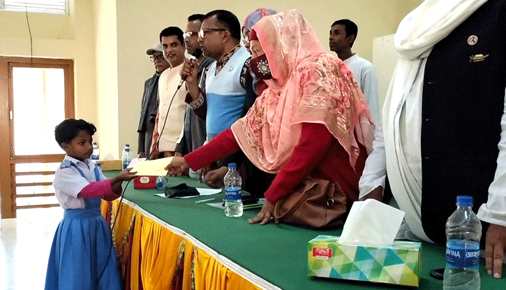 বাগাতিপাড়ায় ক্ষুদ্র নৃ-গোষ্ঠী মাঝে নানা সামগ্রী বিতরণ