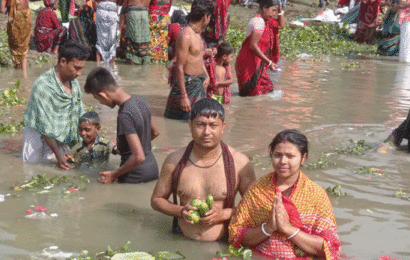 নলডাঙ্গায় অষ্টমীর গঙ্গা স্নানে পুণ্যার্থীদের ভির