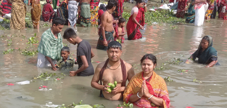 নলডাঙ্গায় অষ্টমীর গঙ্গা স্নানে পুণ্যার্থীদের ভির