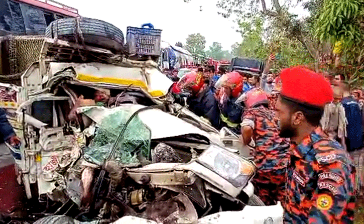 ওভারটেকিং করার সময় বাস-পিকআপ সংঘর্ষে পিকআপ চালক নিহত