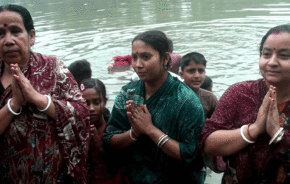 গদাই নদীর বারুনী গঙ্গাস্নানে পূণ্যার্থীদের ভির