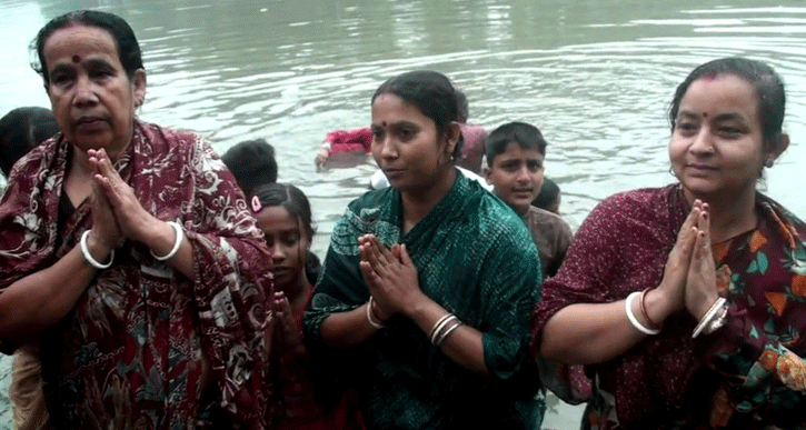 গদাই নদীর বারুনী গঙ্গাস্নানে পূণ্যার্থীদের ভির