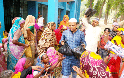 সিংড়ায় বিএনপির ঈদসামগ্রী বিতরণ