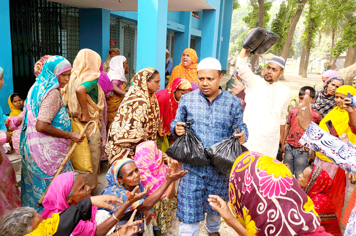 সিংড়ায় বিএনপির ঈদসামগ্রী বিতরণ