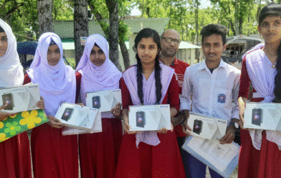 বড়াইগ্রামে প্রধানমন্ত্রীর উপহার ট্যাব পেলো ২৮২ মেধাবী শিক্ষার্থী