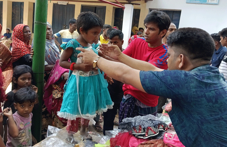 ‘যার যেটা লাগে পছন্দ করে নিয়ে যান’