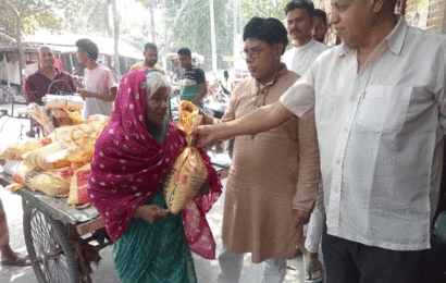 লালপুরে উপজেলা পরিষদের চেয়ারম্যানের ঈদ সামগ্রী বিতরণ