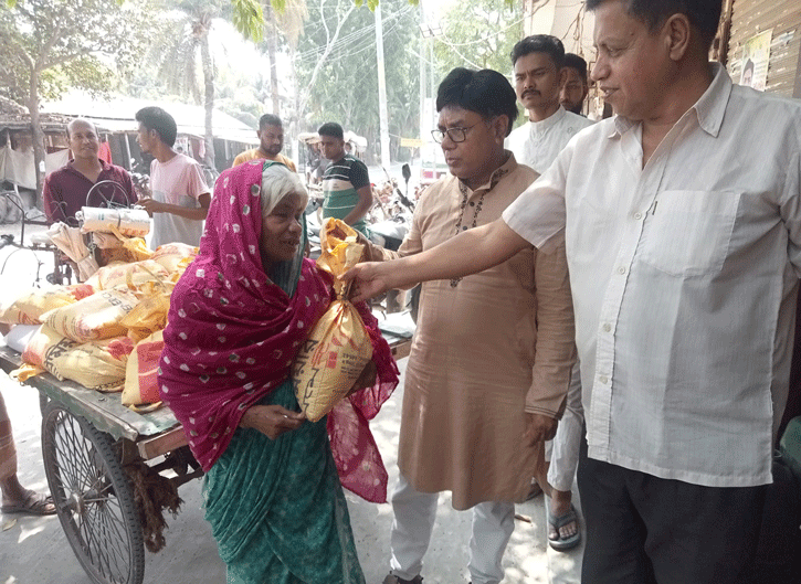 লালপুরে উপজেলা পরিষদের চেয়ারম্যানের ঈদ সামগ্রী বিতরণ