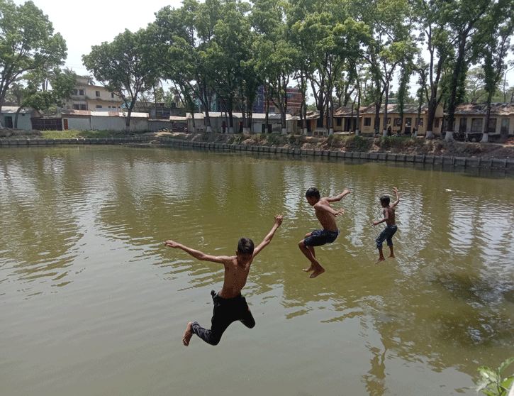 তাপদাহে অতিষ্ঠ জনজীবন তাপদাহে অতিষ্ঠ জনজীবন
