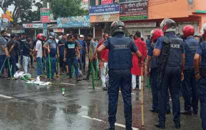 বিএনপির কার্যালয়ের সামনে ককটেল বিস্ফোরন ॥ সমাবেশের পাশে লাঠি হাতে ছাত্রলীগ