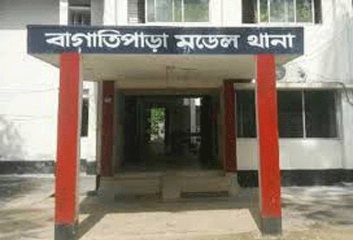 বাগাতিপাড়ায় খেলার মাঠে শিশুদের মারামারির জেরে দোকানে হামলা লুটপাট