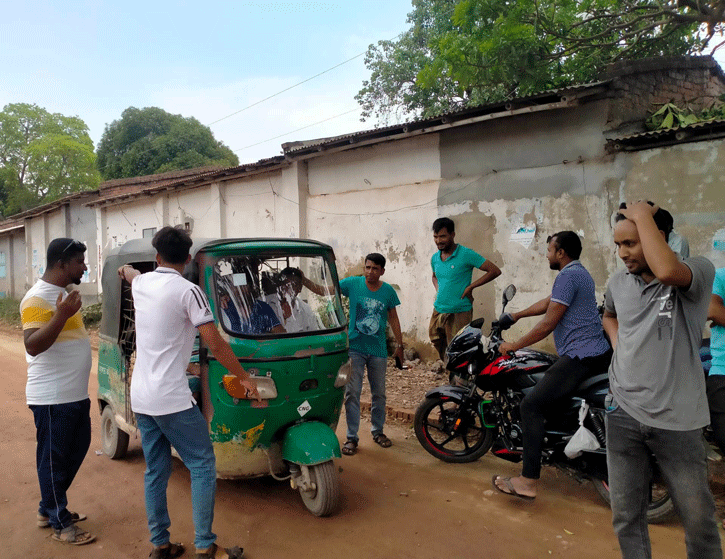 যুবলীগ নেতাকে হাতুরি পেটা করার জের……
