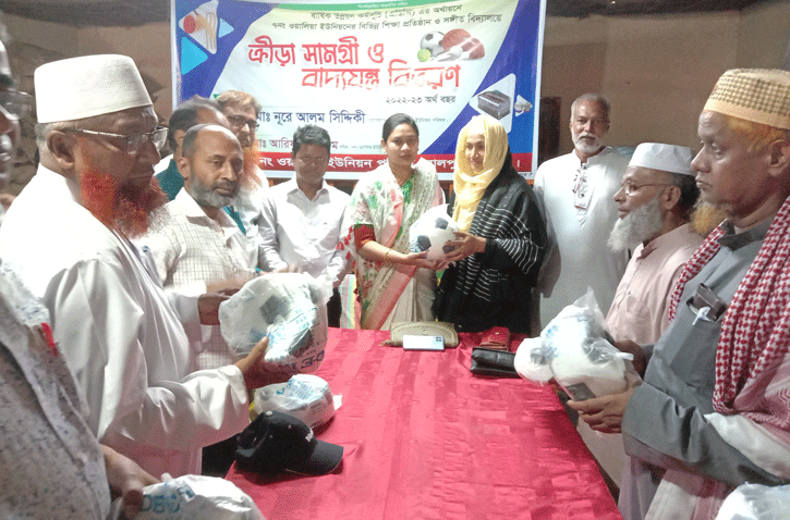 লালপুরে ক্রীড়া সামগ্রী ও বাদ্যযন্ত্র বিতরণ