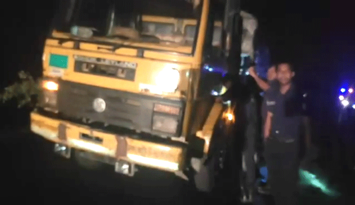 সড়কে তারকাঁটার ফাঁদ পেতে ট্রাক ডাকাতির চেষ্টা সড়কে তারকাঁটার ফাঁদ পেতে ট্রাক ডাকাতির চেষ্টা