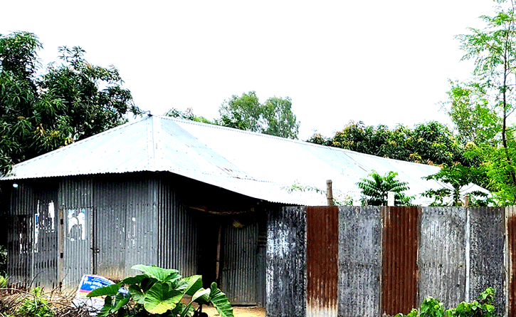 সিংড়ায় সরকারি স্কুলের ঢেউটিন সভাপতির ব্যক্তিগত প্রতিষ্ঠানে