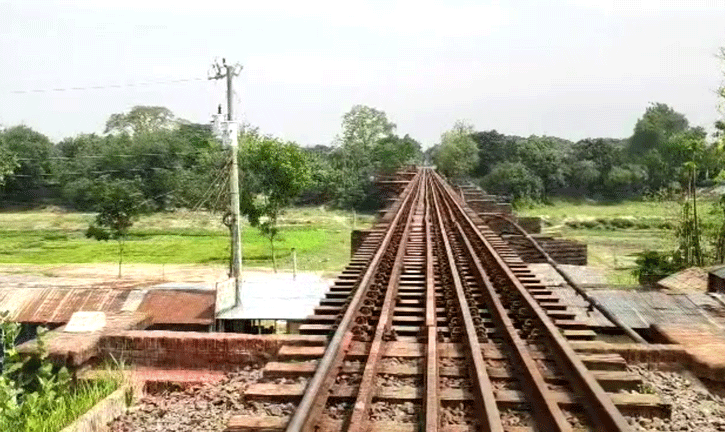 অজ্ঞাত যুবকের ক্ষতবিক্ষত মৃতদেহ পড়ে ছিল রেল ব্রিজের নিচে অজ্ঞাত যুবকের ক্ষতবিক্ষত মৃতদেহ পড়ে ছিল রেল ব্রিজের নিচে