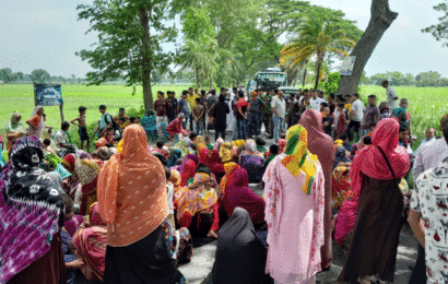 বড়াইগ্রামে প্রতিবন্ধীদের অবরোধে ২ ঘন্টা যান চলাচল বন্ধ