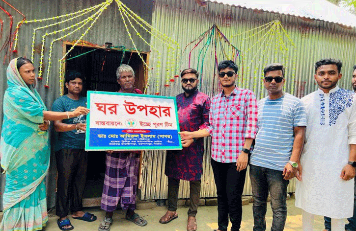 গুরুদাসপুরের সেই ভ্যানচালক পেলেন টিনের নতুন ঘর